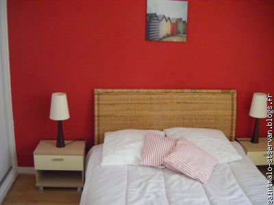 Une grande chambre claire avec beau placard.