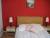 Une grande chambre claire avec beau placard.