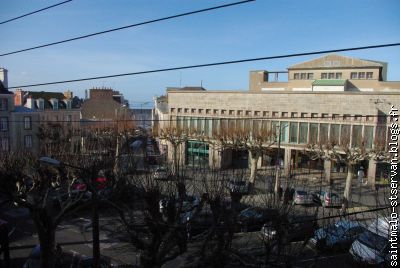 Le théâtre situé sur la place du marché!